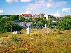 The Ufa project EGRs in Berlin-Templehof: Concert Hall roof, with measurement equipment. Photovoltaic panels are visible on the adjacent green roof in the background. 