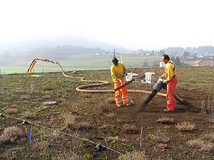 Project workers add compost substrate (about 4 cm) to the topsoil of the roof at Shoppyland, Bern. (Photo by N. Baumann)